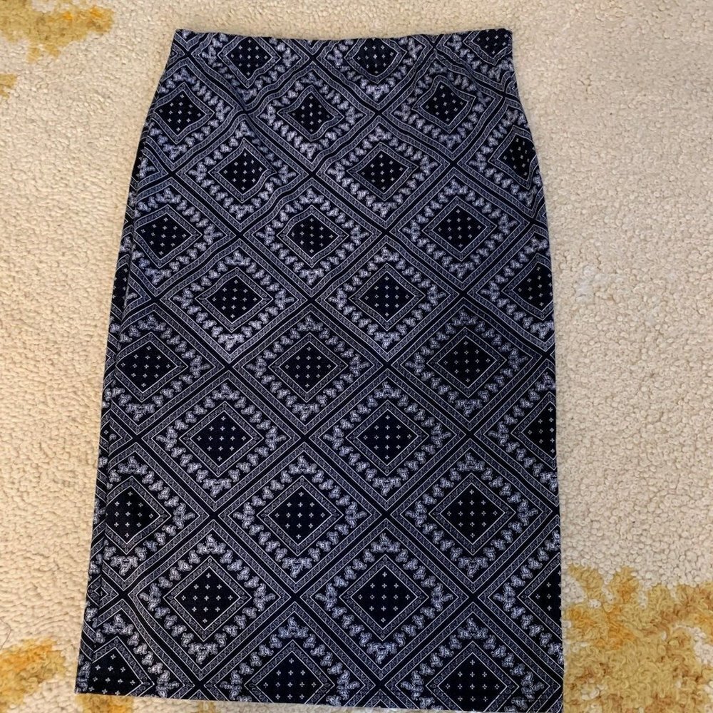 Jesse & J. Size Jr. XL. Pencil Stretch Skirt. Back Vent. Elastic Waist. B75